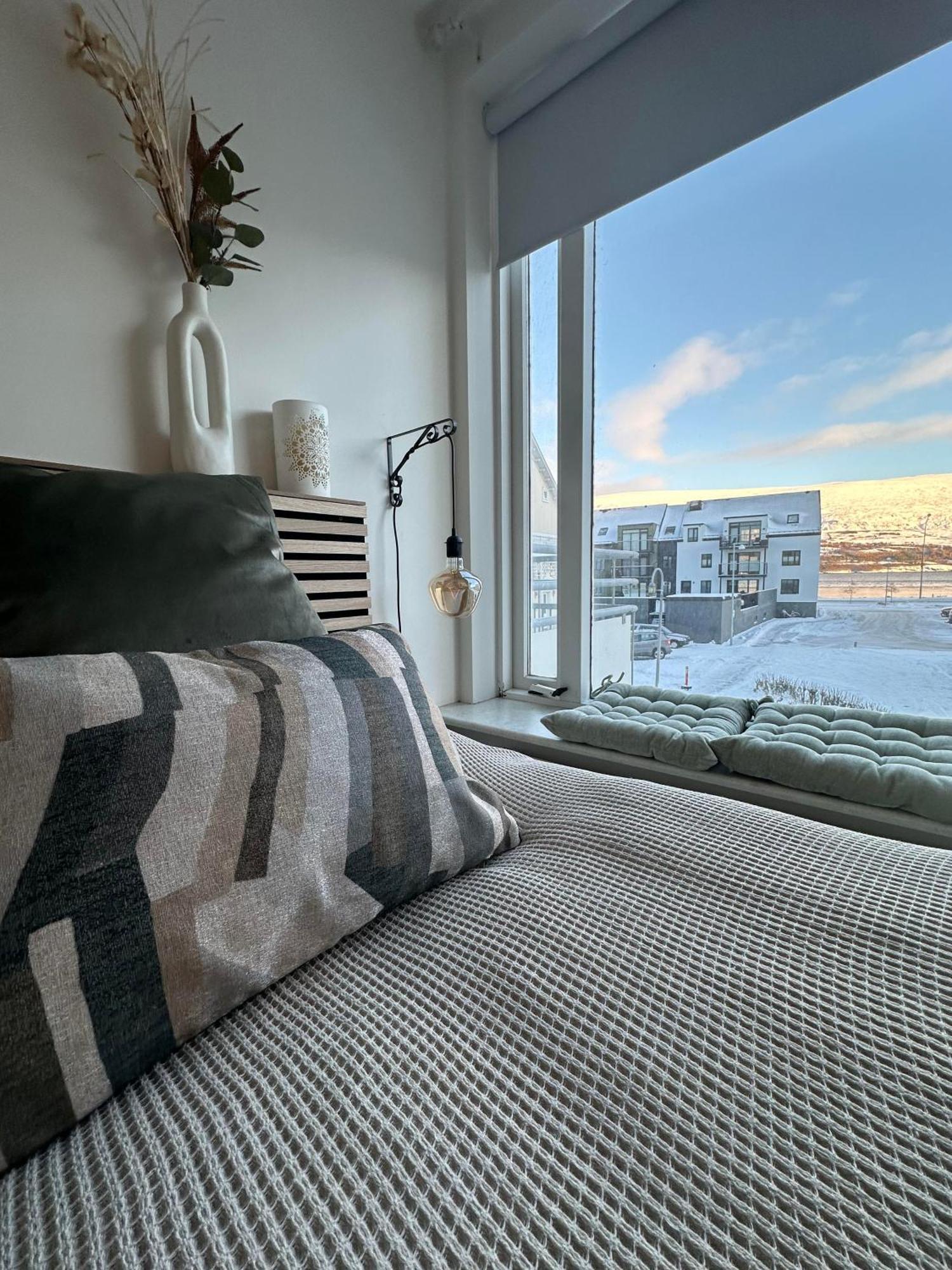 Charming Deluxe Apartment Akureyri Bagian luar foto